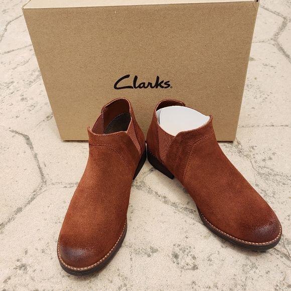 Clarks Womens Demi Beat Tan Suede Pull On Ankle Chelsea Boots Shoes NWT - Picture 2 of 10